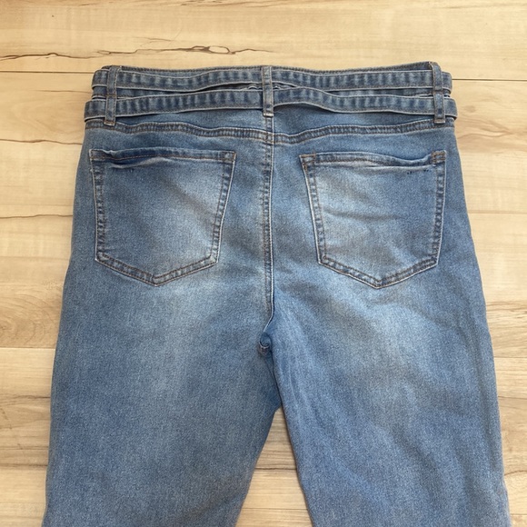 Almost Famous Juniors Size 7 Skinny Jeans with 2 Skinny Belts. Can be removed. - Picture 7 of 9